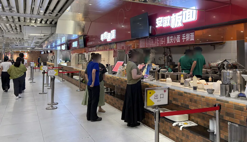 午餐档口、排队与通行
