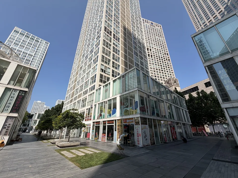 楼前院落连接商业与步行