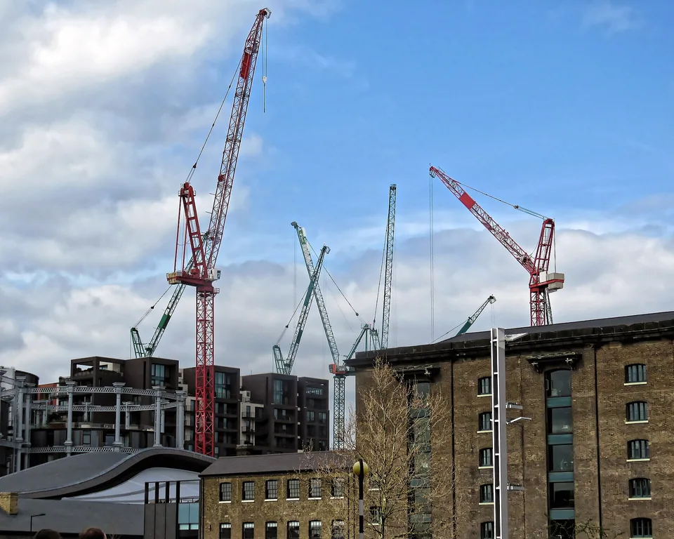 国王十字 Granary Square 一带的砖砌建筑与多台施工塔吊。